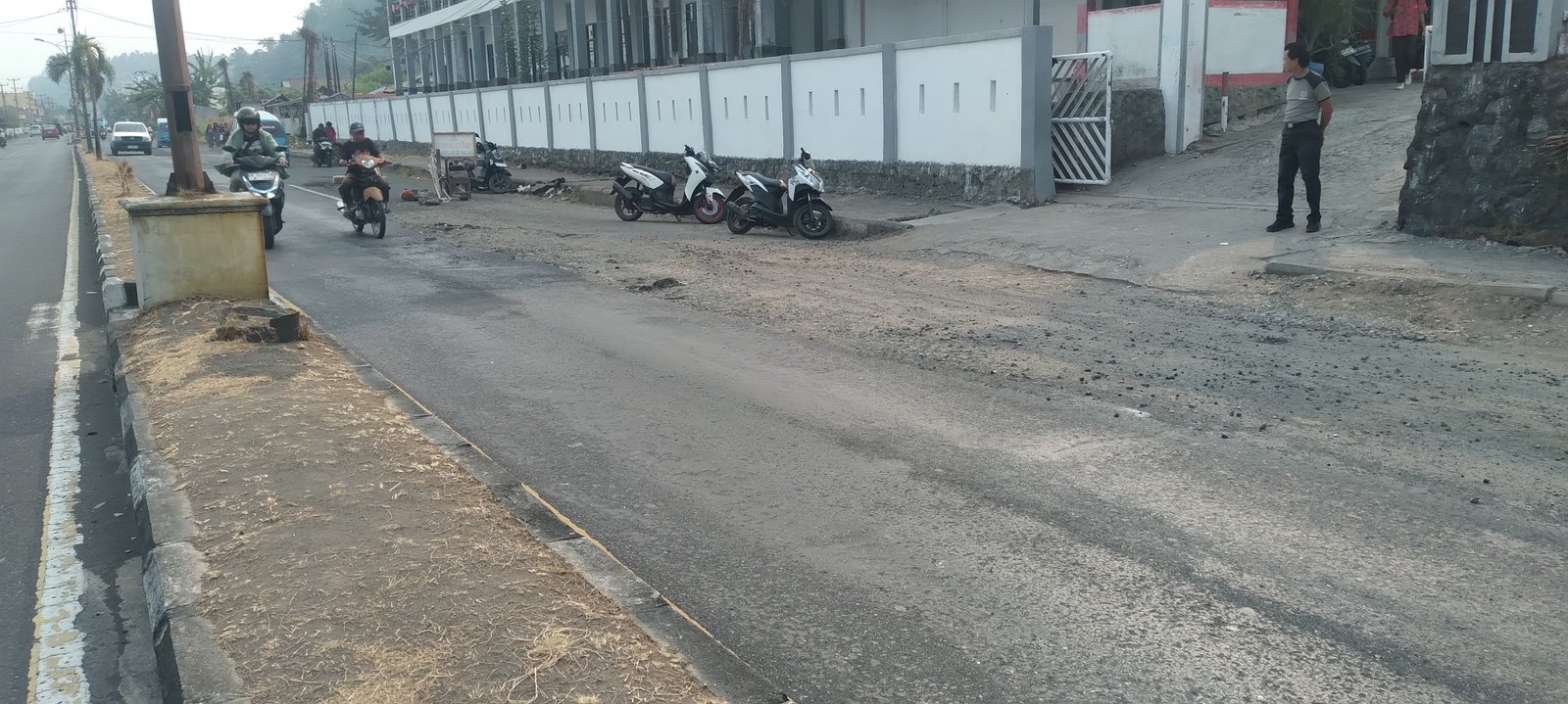 Perbaikan Jalan Trans Sulawesi Depan SMKN 1 Amurang Dikeluhkan, Warga Soroti Potensi Kecelakaan